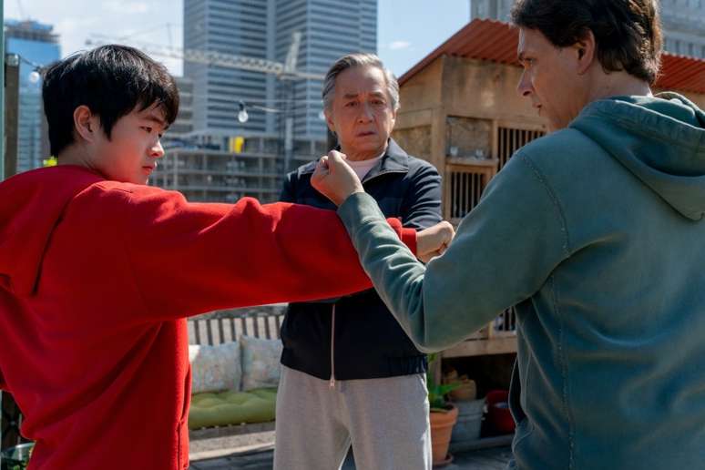 (Da esquerda para a direita) Ben Wang, Jackie Chan e Ralph Macchio em Karatê Kid: Lendas, da Columbia Pictures.