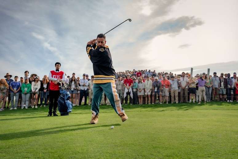 Happy Gilmore 2. (Da esquerda para a direita) Benito Antonio Martínez Ocasio como Busboy e Adam Sandler como Happy Gilmore.