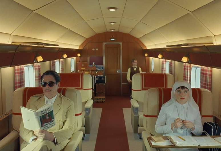 (Da esquerda para a direita) Benicio Del Toro como Zsa-Zsa Korda, Michael Cera como Bjorn e Mia Threapleton como Liesl no filme The Phoenician Scheme, do diretor Wes Anderson, uma produção da Focus Features.