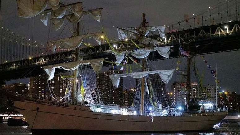 O Cuauht&eacute;moc se chocou contra a ponte do Brooklyn em Nova York