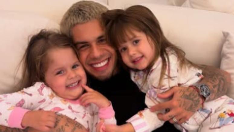 Zé Felipe se emociona ao falar sobre sucesso das filhas