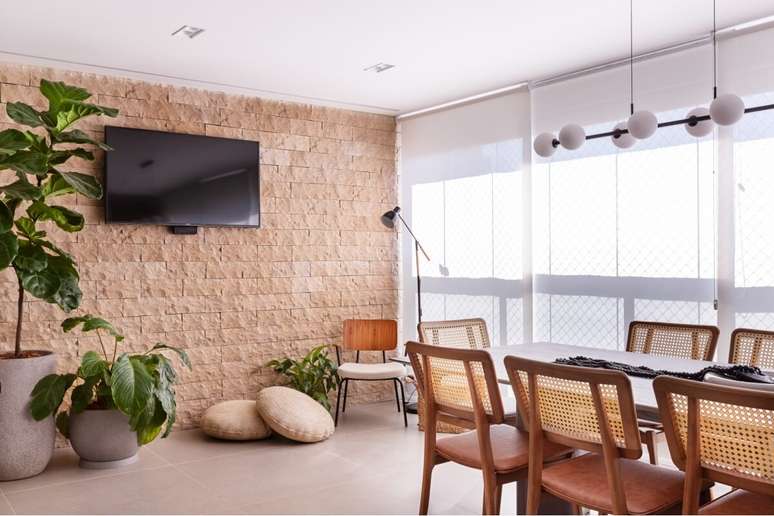 As pedras naturais agregam sofistica&ccedil;&atilde;o e autenticidade ao ambiente Projeto: escrit&oacute;rio Martins Galera Arquitetura |