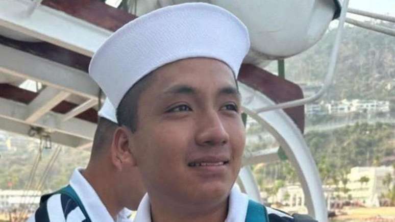 Os amigos de Adal Jair Maldonado Marcos declararam que o jovem havia sempre sonhado em ser marinheiro