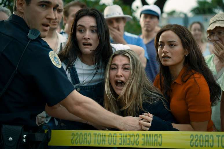 (Da esquerda para a direita) Sarah Pidgeon, Madelyn Cline e Chase Sui Wonders em I Know What You Did Last Summer, da Columbia Pictures.