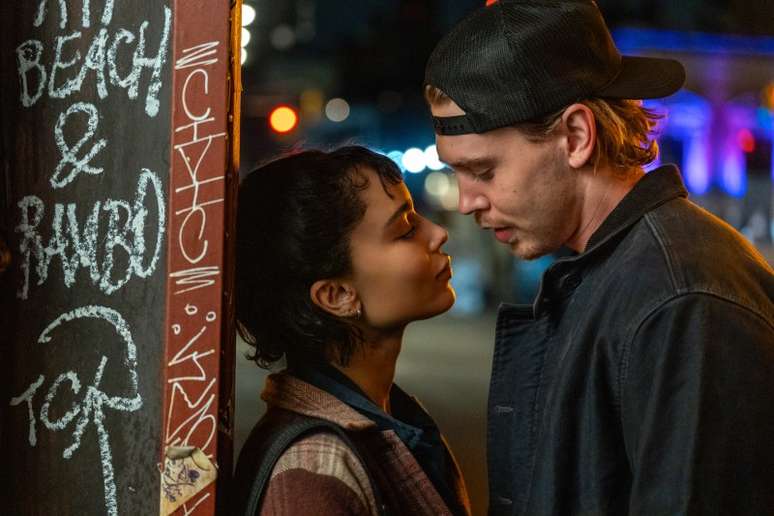 Yvonne (Zoë Kravitz) e Hank (Austin Butler) têm um momento do lado de fora de um bar nova-iorquino em Caught Stealing, da Columbia Pictures.