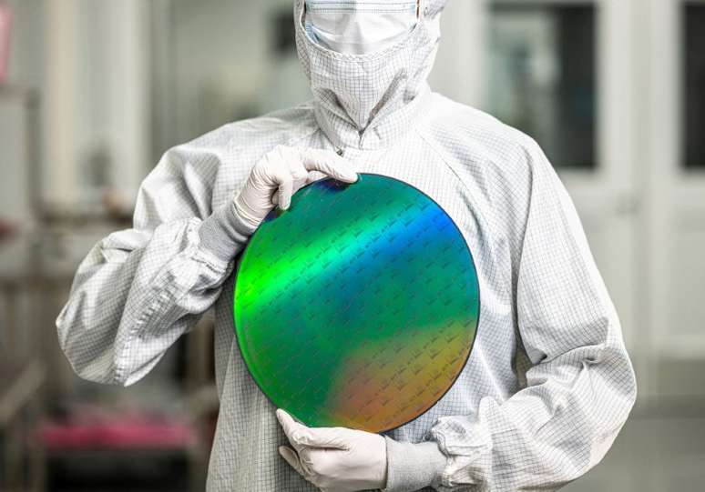 Funcionário da startup PsiQuantum segura disco de silício contendo chips de computação quântica da empresa em instalação em San Jose, Califórnia, EUA
25/02/2025
Courtesia PsiQuantum via REUTERS