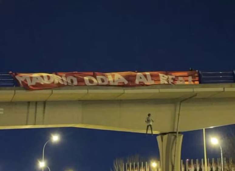 O boneco com a camisa de Vini Jr. foi erguido na véspera de um jogo entre o Real Madrid e o Atlético de Madrid