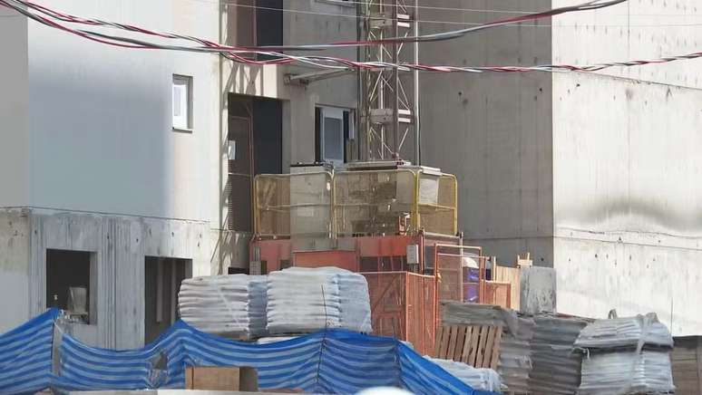 Elevador de carga em obra onde três operários morreram, em São Paulo