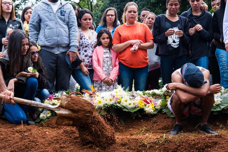Gabriel Alberto Tadeu Paiva foi agredido na Páscoa, morreu em 21 de abril de 2017, dia de Tiradentes, e foi enterrado no dia seguinte, do Descobrimento do Brasil.