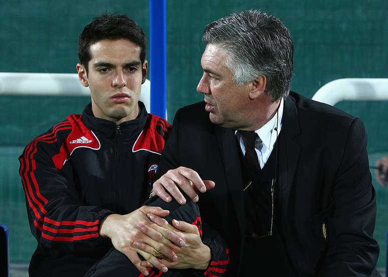 Kaká ao lado de Ancelotti, no Milan