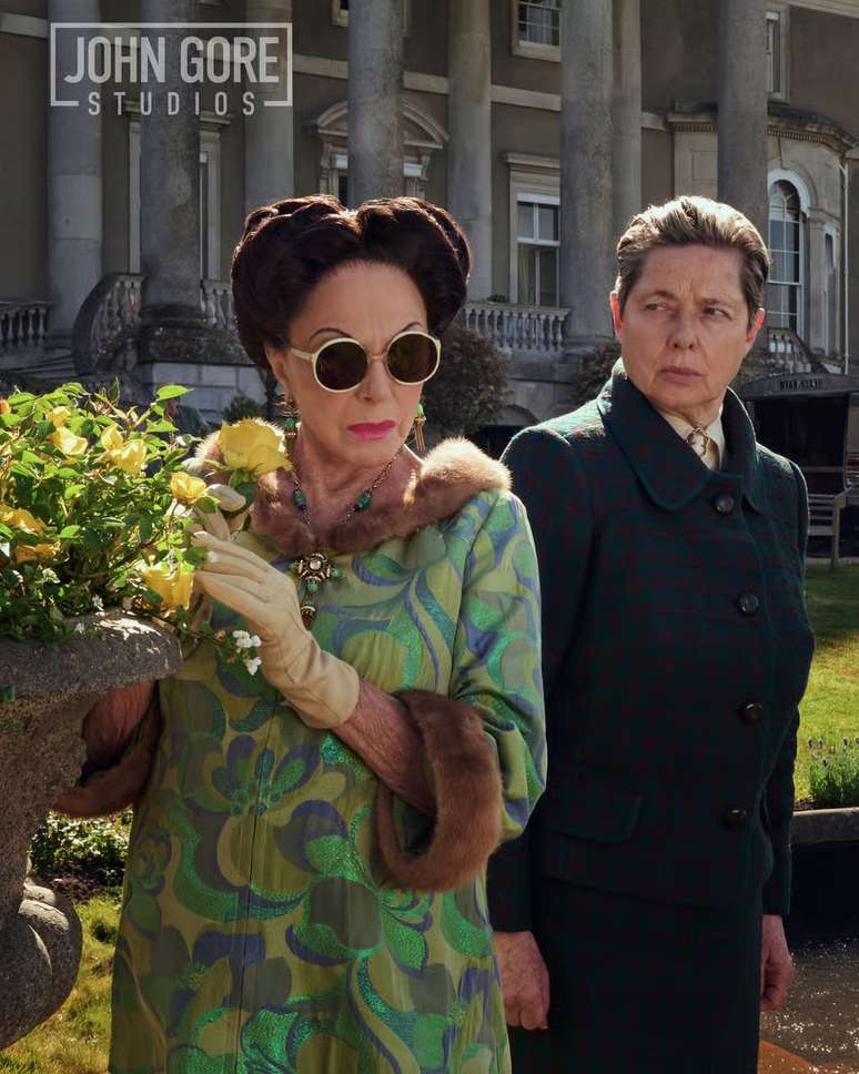 Joan Collins com sua colega de cena Isabella Rossellini em 'The Bitter End'