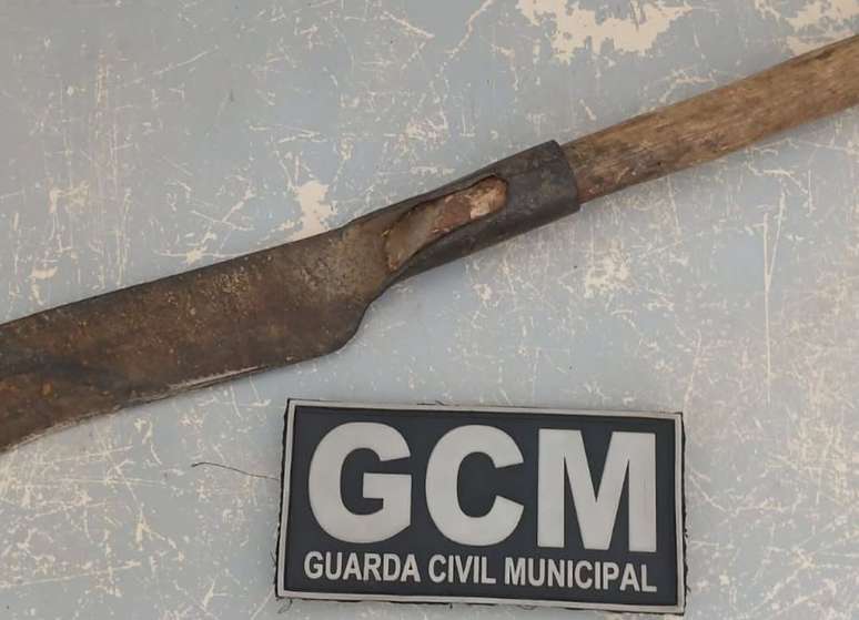 Foice apreendida com o suspeito