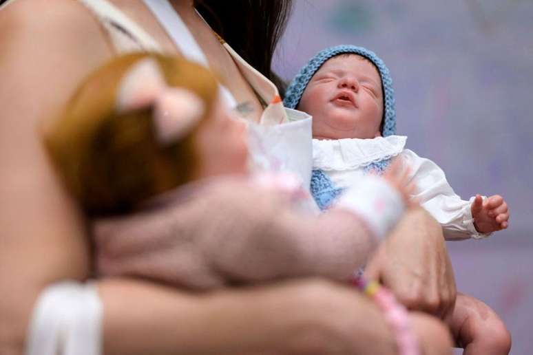 Para Tha&iacute;s Basile, cuidar de bonecos hiper-realistas pode ser uma forma de viver na fantasia o ideal inating&iacute;vel de m&atilde;e perfeita