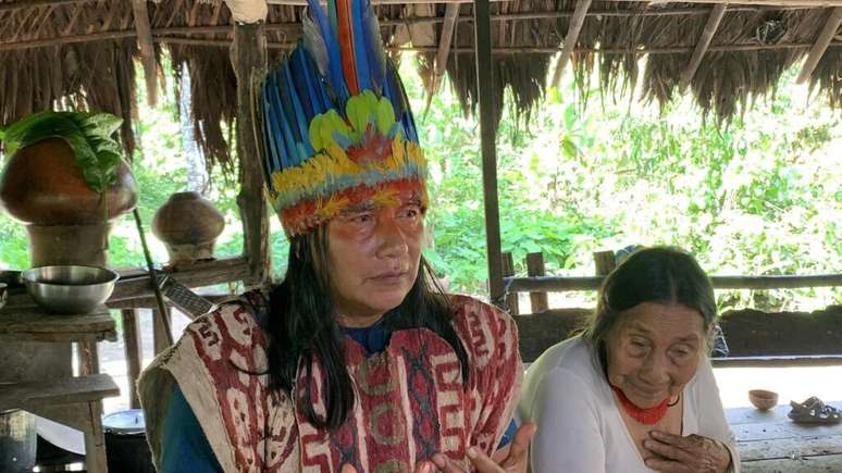 Manari Ushigua, líder da comunidade de Llanchamacocha (à esquerda), e sua mãe, Mukusawa Luisa Santi Ashanga, morta em março passado. Ela era uma das últimas fluentes na língua Sapara.