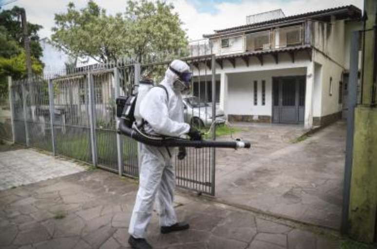 Health surveillance guides communities on insecticides applications in public roads and spaces Health surveillance guides communities on insecticides applications in public roads and spaces