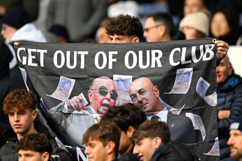 Torcida do Tottenham protestando contra a direção do clube. 