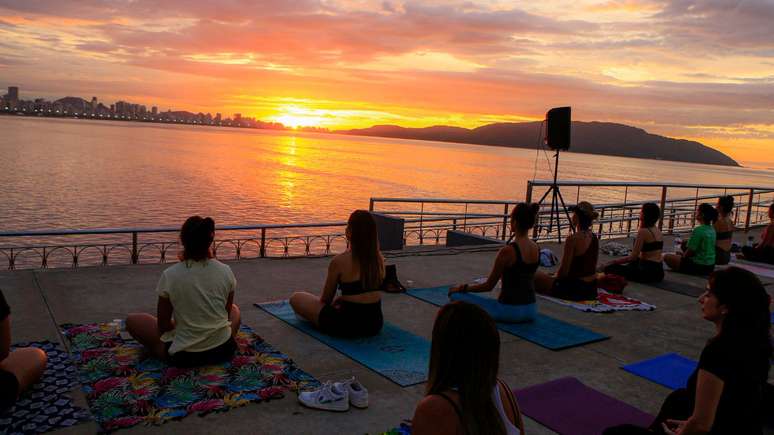 Descubra qual o melhor horário para praticar yoga e conheça Solar, um projeto que reúne o nascer do sol, a prática e a natureza em Santos