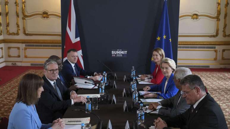 O primeiro-ministro da Grã-Bretanha, Keir Starmer, segundo à esquerda, fala com a presidente da Comissão Europeia, Ursula von der Leyen, terceira à direita, durante uma reunião entre o Reino Unido e a União Europeia para discutir laços mais estreitos em sua primeira cúpula oficial desde o Brexit, em Londres, segunda-feira, 19 de maio de 2025.
