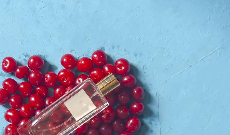 Perfumes de cereja estão de volta! 5 fragrâncias que custam menos de R$ 100 para incorporar o charme sedutor da fruta o ano todo.