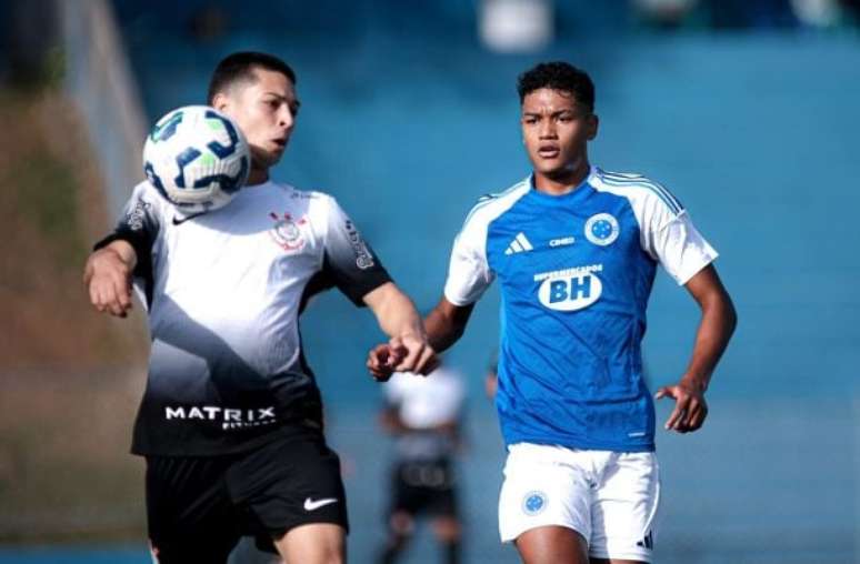 Fabrício Bruno acompanha duelo entre Cruzeiro e Corinthians pelo Brasileiro Sub-20 –