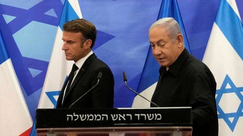 O presidente franc&ecirc;s Emanuel Macron (esq.) liderou as cr&iacute;ticas sobre a nova ofensiva de Israel na Faixa de Gaza