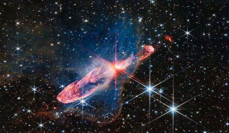 De acordo com o entendimento atual, o Universo não deveria ter se formado em planetas, estrelas e galáxias