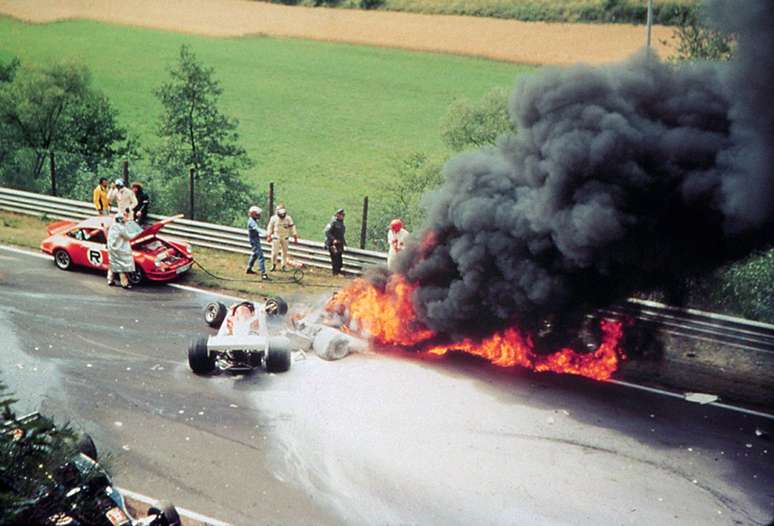 Niki Lauda preso em bola de fogo durante seu acidente em Nurburgring
