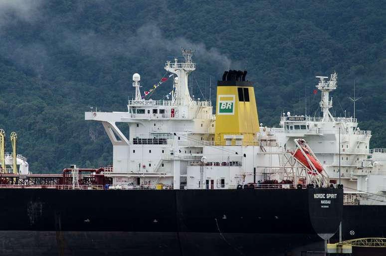 Um navio da Petrobras no litoral de São Paulo; simulações na Margem Equatorial vão envolver navios e helicópteros, diz empresa
