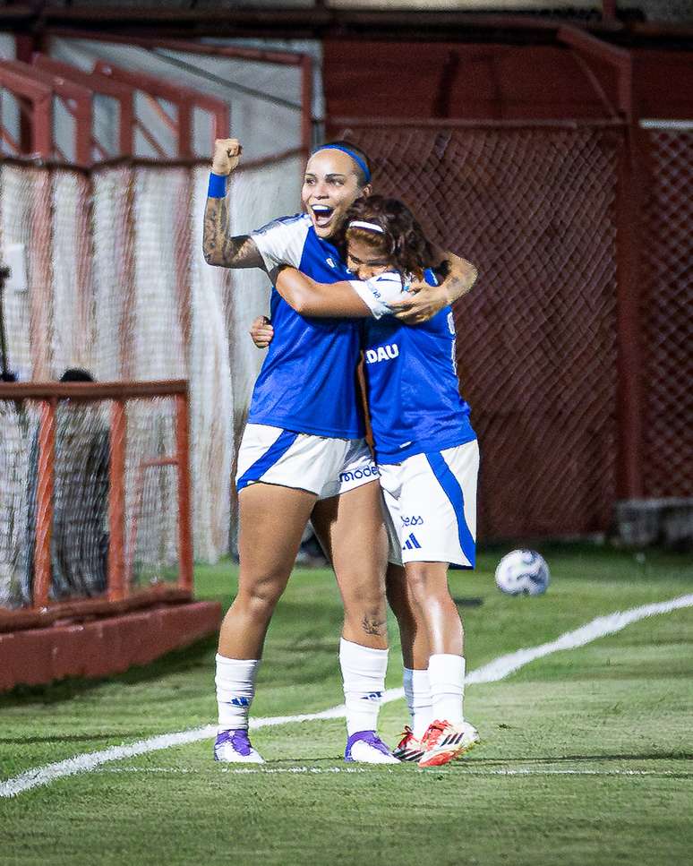 Jogadoras do Cruzeiro celebram gol contra a Ferroviária
