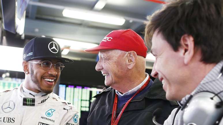 Lewis Hamilton, Niki Lauda e Toto Wolff em conversa amistosa 