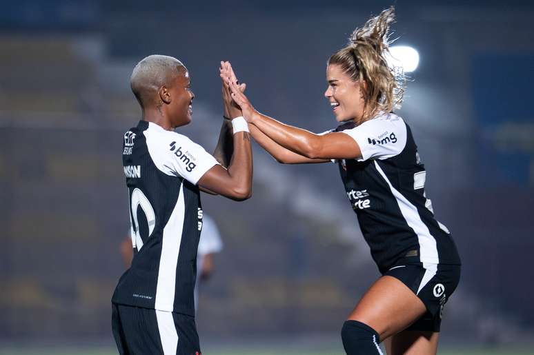 Corinthians aplicou goleada de 4 a 0 sobre o Sport e assumiu a vice-liderança