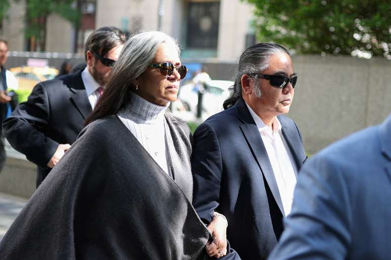 Regina Ventura, mãe de Cassie Ventura, chegando ao tribunal federal para o julgamento de Sean Combs por tráfico sexual. | CHARLY TRIBALLEAU/AFP/Getty Images