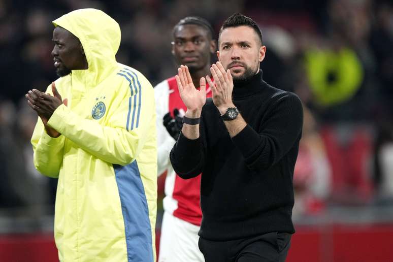 Francesco Farioli aplaudindo a torcida do Ajax 