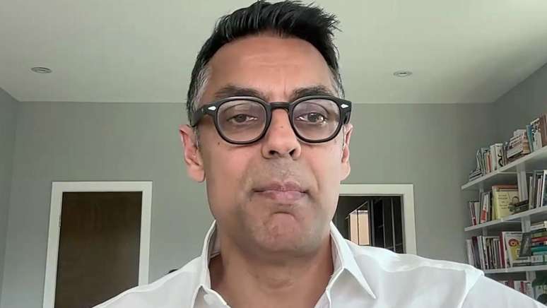 Khan também é fundador da BlueDot, uma das primeiras empresas de vigilância a detectar o vírus na China que deu origem à pandemia de covid