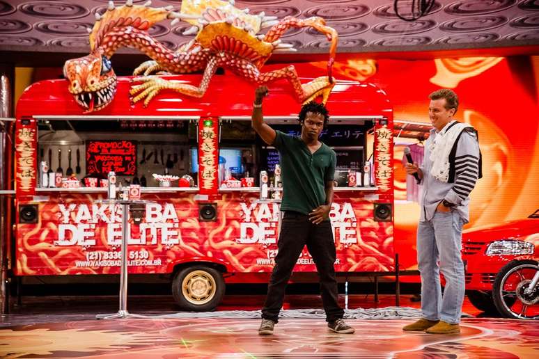 Kayo Victor Max participa de gravação do quadro Lata Velha, de Luciano Huck, que reformou seu trailer de yakisoba.