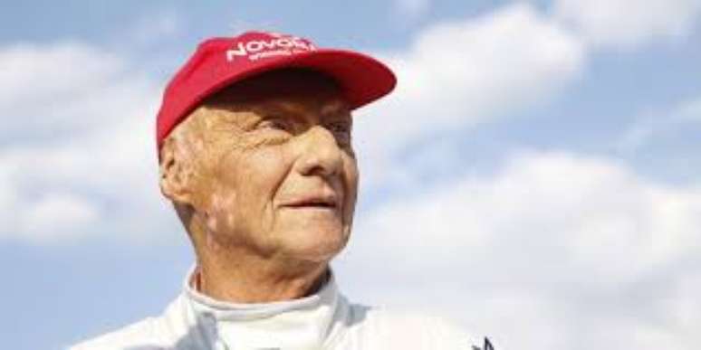 Niki Lauda com o clássico boné vermelho 