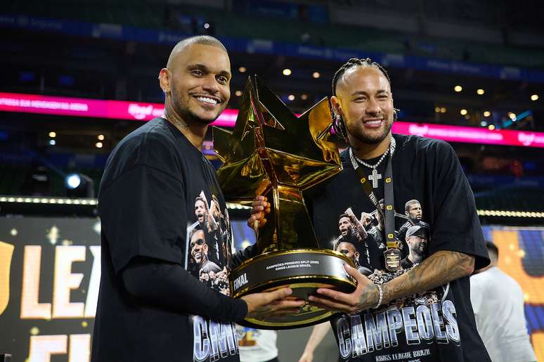 Neymar e Cris Guedes com troféu da Kings League