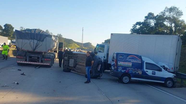 SP: Engavetamento com mais de 10 veículos deixa 1 ferido em São Bernardo