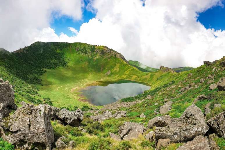 A Ilha de Jeju &eacute; dominada pelo Monte Hallasan 