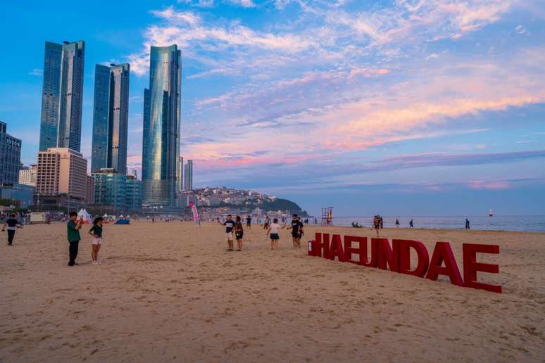 A praia de Haeundae &eacute; emoldurada por arranha-c&eacute;us modernos 