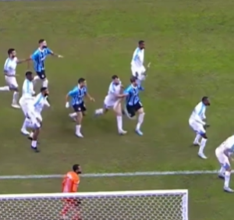 Lance que originou o gol e que teve a polêmica em Grêmio x CSA. Áudio do VAR disse que Kannemann cometeu um ato faltoso.