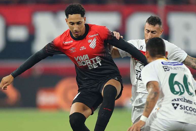 Athletico (de vermelho) elimina o Brusque em jogo pela 3ª fase da Copa do Brasil.