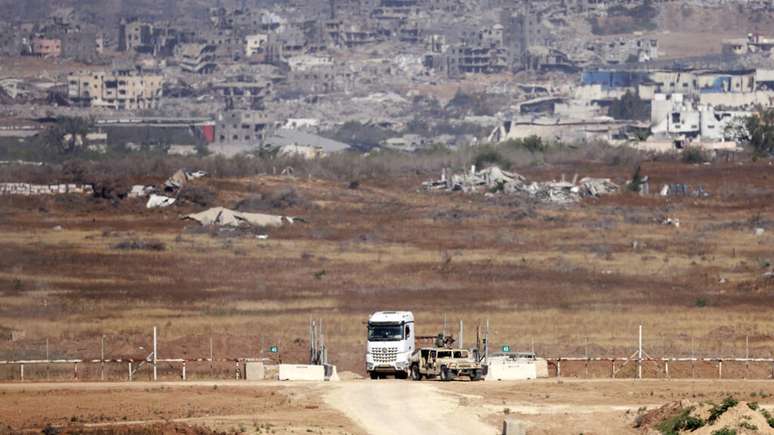 Veículos do exército israelense na fronteira de Israel com a Faixa de Gaza em 21 de maio de 2025, em meio à guerra contínua com o movimento militante palestino Hamas.
