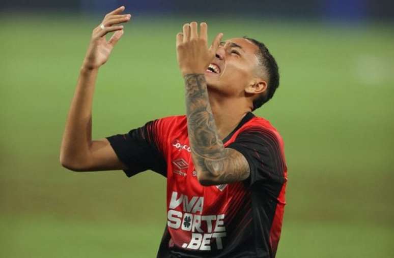 Athletico (de vermelho) elimina o Brusque em jogo pela 3ª fase da Copa do Brasil.