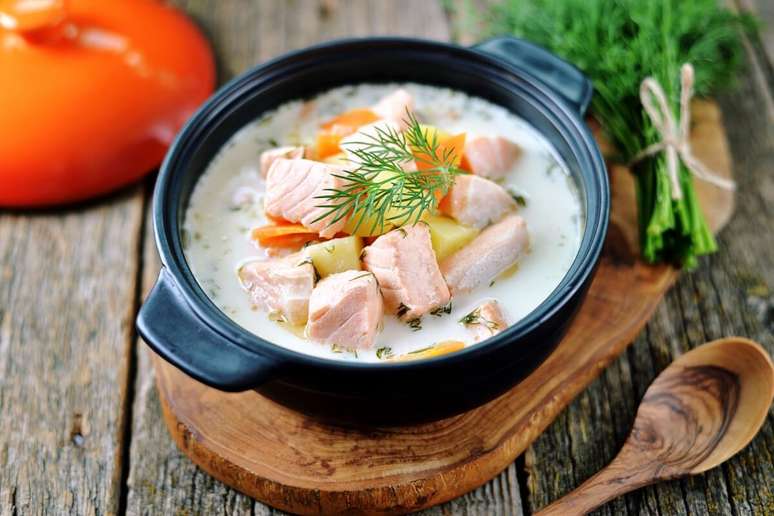 Sopa de salm&atilde;o com legumes rica em prote&iacute;nas 