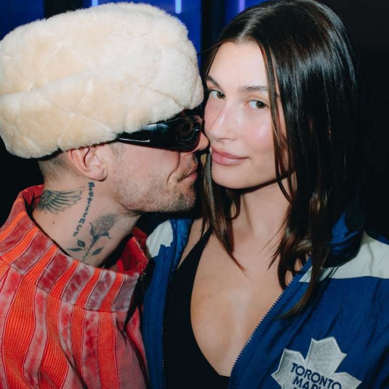 Justin Bieber troca posa Hailey durante evento