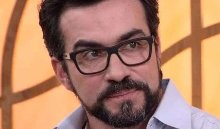 'Estou a um passo de desistir': padre Fábio de Melo desabafa após polêmica em cafeteria e critica polarização política.