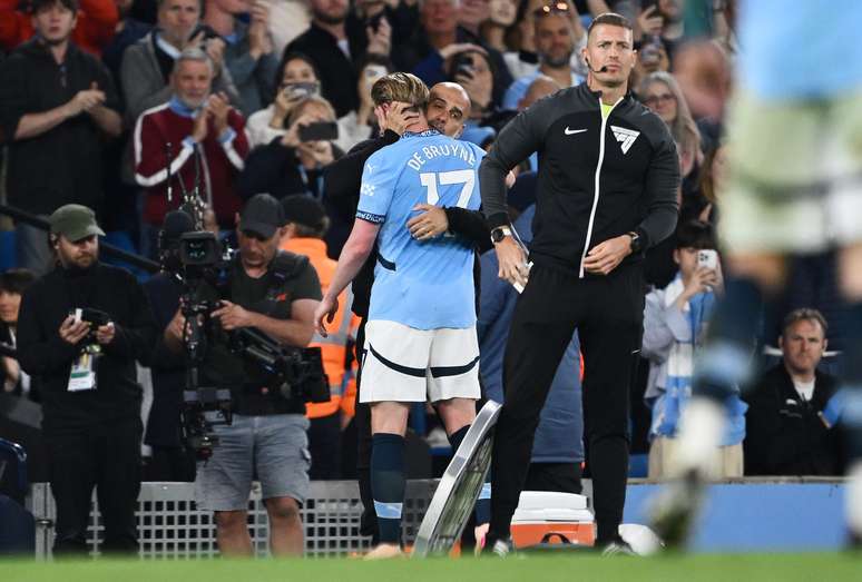 De Bruyne sendo abraçado por Pep Guardiola 