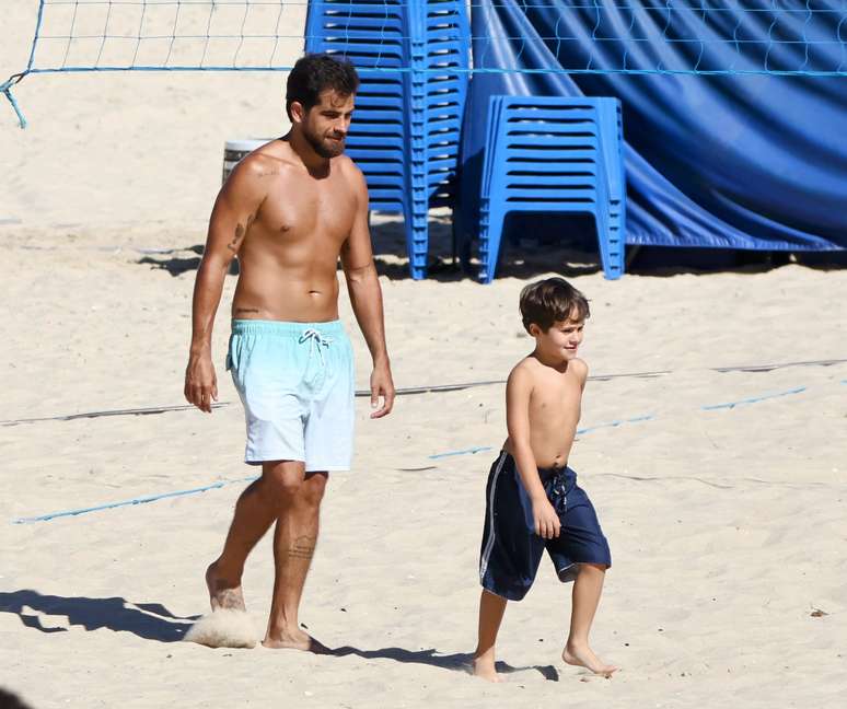 Bernardo Mesquita e o filho na praia -