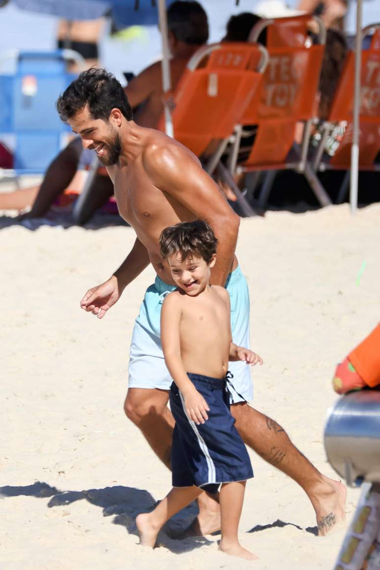 Bernardo Mesquita e o filho na praia -